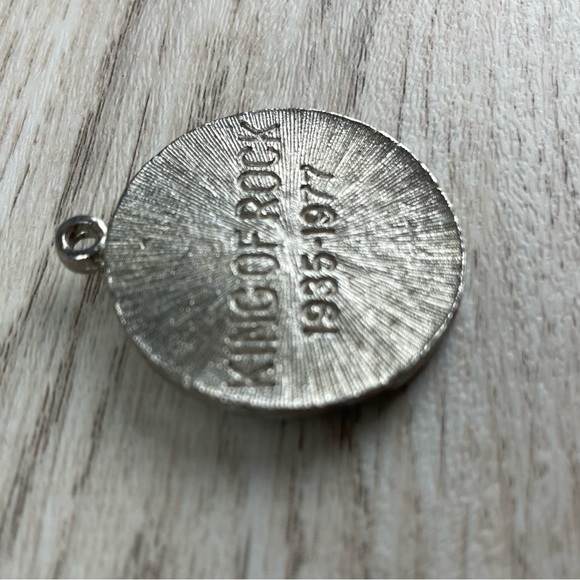 ELVIS KING OF ROCK VINTAGE COLLECTIBLE MEDALLION 1935-1977 RARE Pendant - Picture 4 of 6